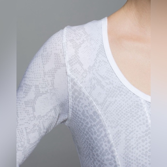 LULULEMON Between The Lines Gray And White Snakeskin Long Sleeve Tee Size 6 - Picture 2 of 8